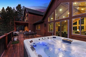 Outdoor dining - Luna Lodge by Destination Big Bear : Centrally Located between Snow Summit and Bear Mtn in Beautiful Heavenly Valley Estates! 6 Bedrooms with En-Suites! Spa! Gameroom! Theater Room! (Big Bear Lake)