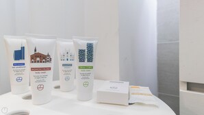 Four toiletries on a white surface. - Italianway - Garibaldi 104 C (Milan)