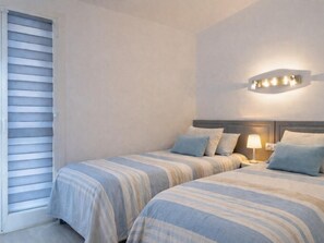 2 bedrooms, iron/ironing board, internet