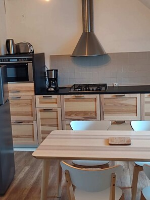 Kühlschrank, Mikrowelle, Ofen, Geschirrspüler