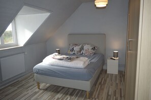 2 bedrooms, iron/ironing board, internet