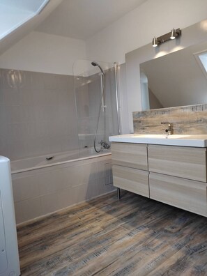 Badewanne, Haartrockner, Handtücher, Toilettenpapier