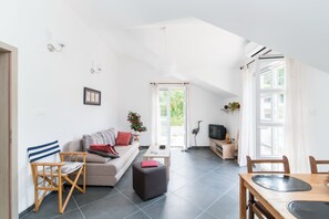 Apartment (One Bedroom Apartment with Terrace A2) | Living room | Flat-screen TV - Apartments Mare (Postira)