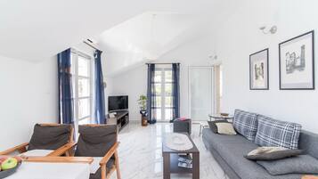 Apartment (One Bedroom Apartment with Garden Vie) | Living room | Flat-screen TV