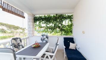 Apartment (Comfort Two Bedroom Apartment with Te) | Terrace/patio
