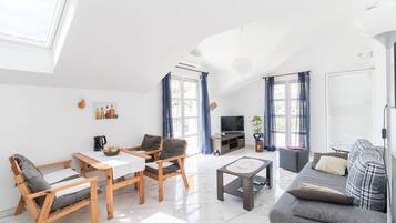 شقة (One Bedroom Apartment with Garden Vie) | غرفة المعيشة | تلفزيون بشاشة مسطحة