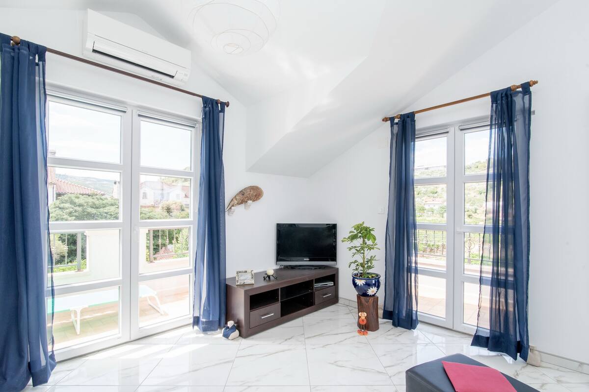 Apartment (One Bedroom Apartment with Garden Vie) | Living room | Flat-screen TV