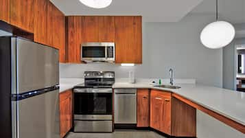 Full-size fridge, microwave, stovetop, dishwasher