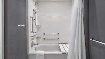 Un baño moderno con bañera, ducha y barra para toallas.