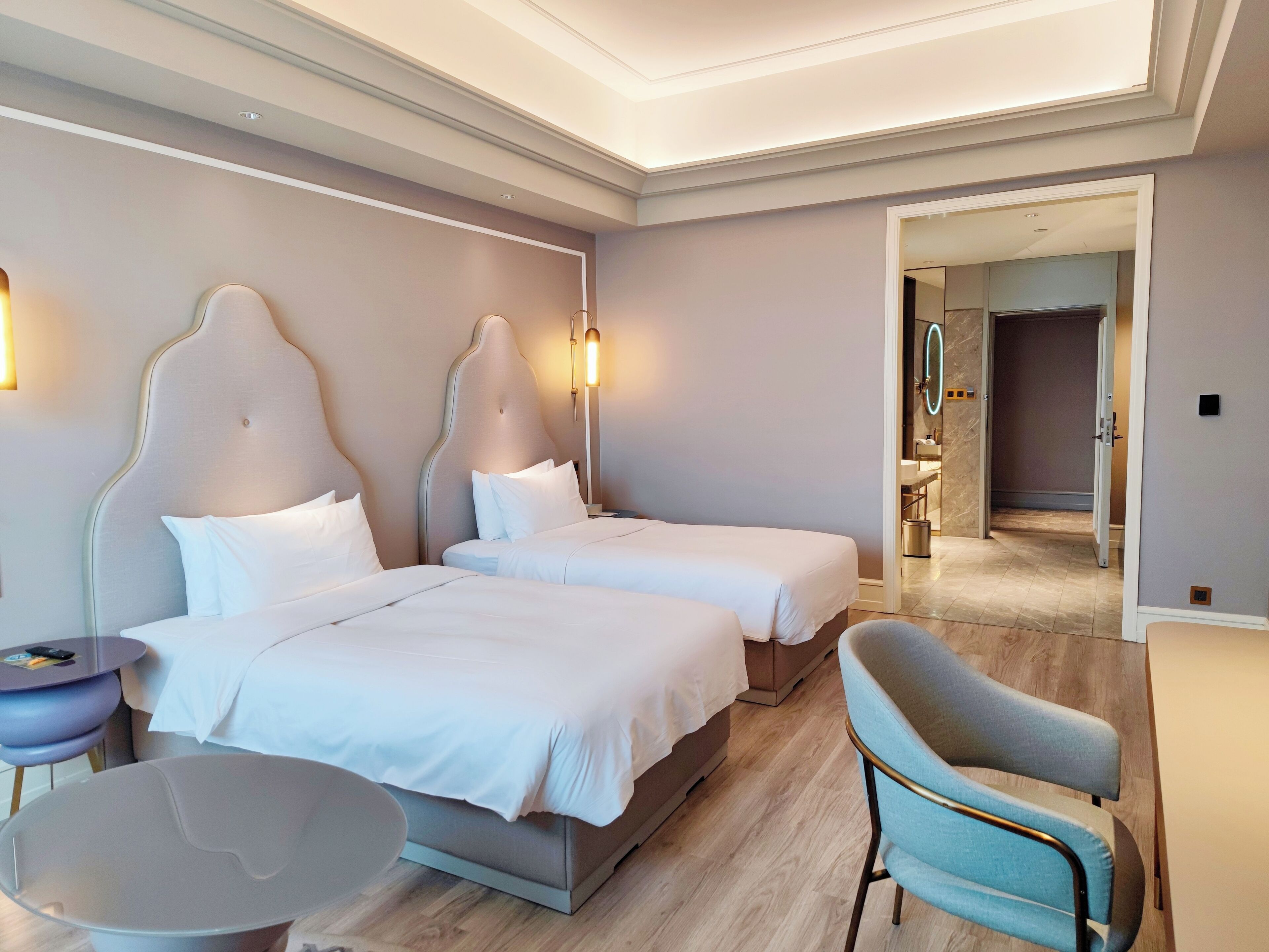 Quarto luxo, 2 camas de solteiro | Frigobar, Wi-Fi de cortesia