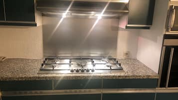 Frigorifero, microonde, forno, piano cottura