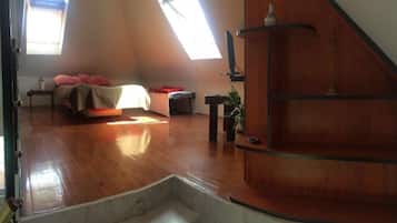 Studio (Studio Apartment) | Bügeleisen/Bügelbrett, Bettwäsche