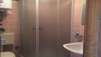 Studio (Studio Apartment) | Bathroom | Shower, free toiletries, hair dryer, towels