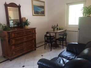Monolocale (Studio Apartment) | Soggiorno | TV