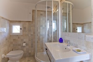 Een bad, een haardroger, een bidet, handdoeken