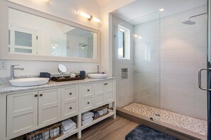 Bathtub, hair dryer, towels - Tahoe Beachfront Retreat 2 -  Tahoe Lakefront Condo with Amazing Views, Minutes to Trails and Golf (Kings Beach)