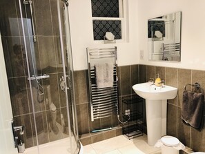 Doccia, asciugacapelli, asciugamani, sapone