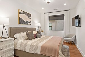 6 slaapkamers, een bureau, een strijkplank/strijkijzer, reisbedje