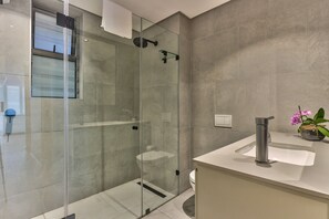 Baignoire, sèche-cheveux, serviettes fournies