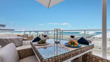 Melayani sarapan, makan siang, dan makan malam