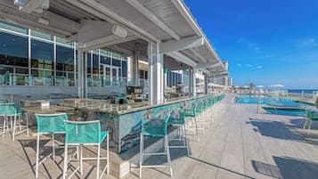 Poolside bar