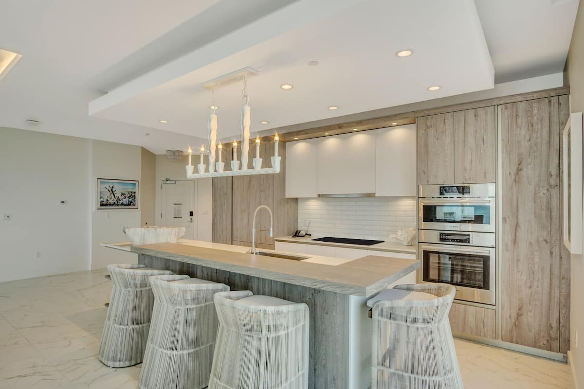 presidential suite, 2 bedrooms | private kitchen | mini-fridge, microwave, coffee/tea maker