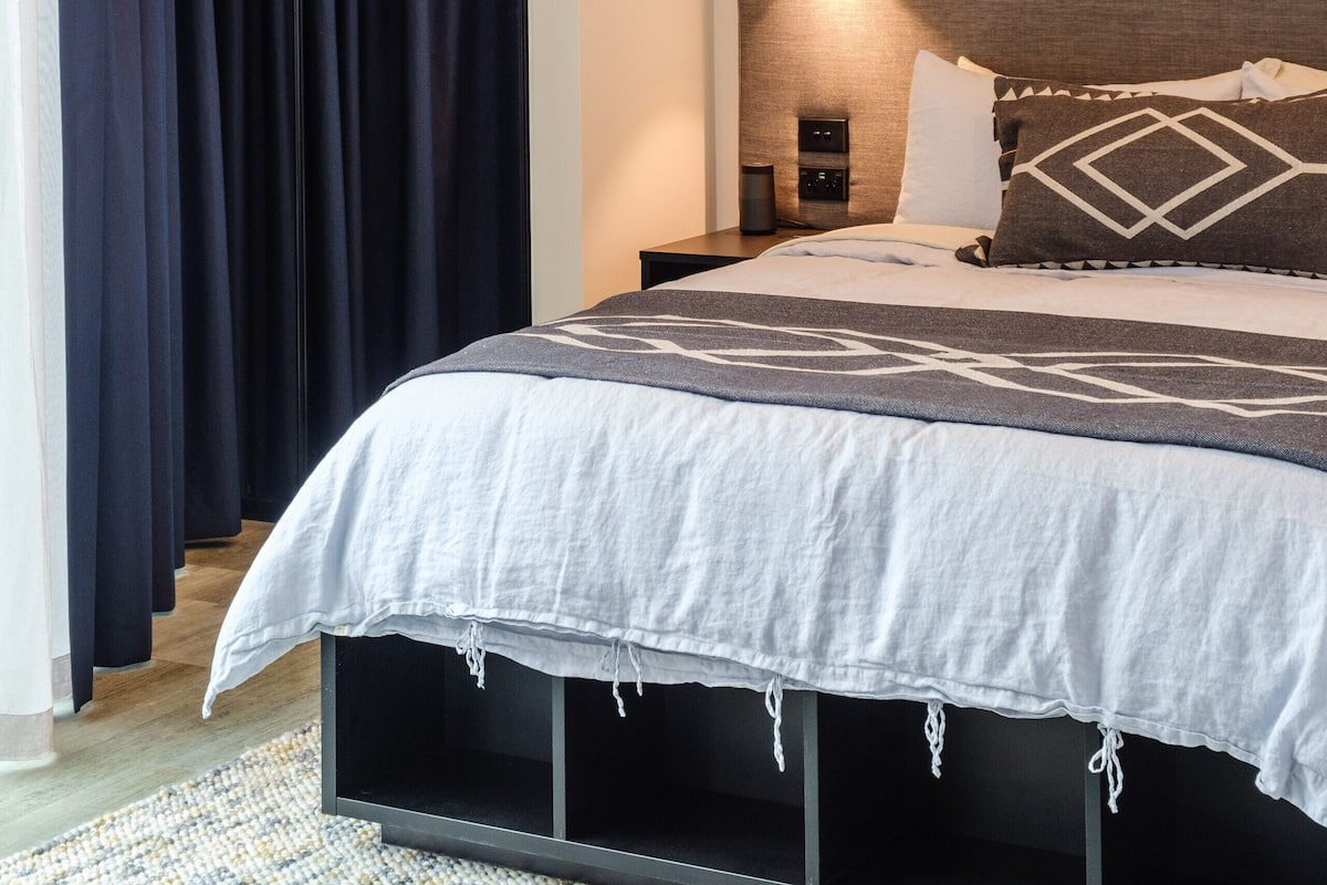 1 habitación, espacio para trabajar con laptop y cortinas blackout