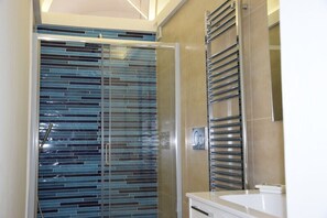 Shower, hair dryer, bidet, towels -  Joyful seafront villa on the Sorrento coast with stunning view on Naples Gulf (Vico Equense)