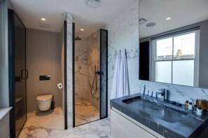 Apartamento | Banheiro | Chuveiro, toalhas de banho