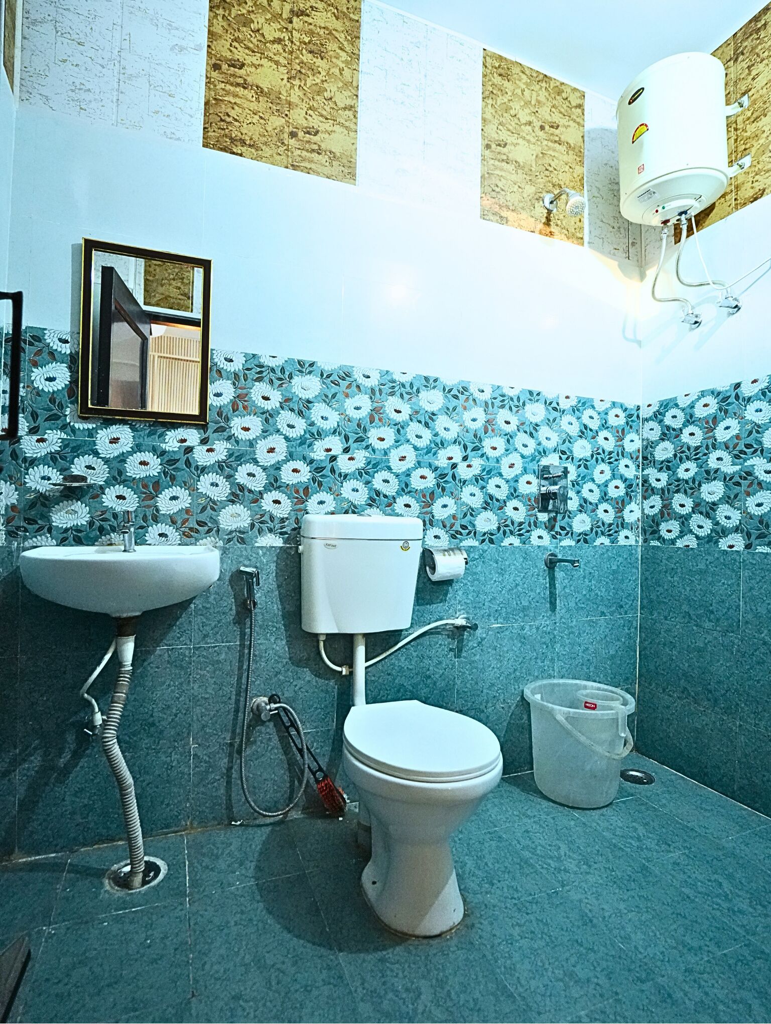 Un baño con inodoro, lavamanos y ducha.