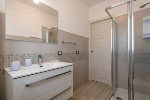 Shower, hair dryer, towels - Apartment “Ligure” close to the Beach with A/C, Balcony & Terrace (alghero)
