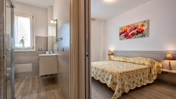 2 soverom, strykejern/-brett og sengetøy