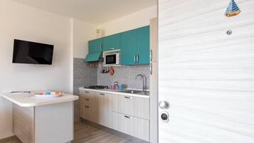 Kühlschrank, Mikrowelle, Herdplatte, Geschirrspüler