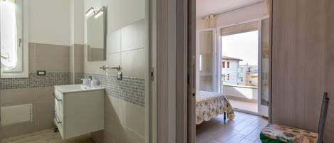 1 chambre, fer et planche Ă repasser, literie fournie