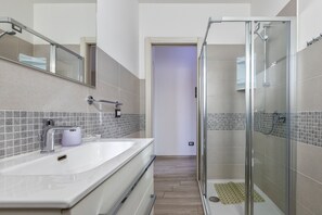 Douche, séchoir à cheveux, serviettes fournies