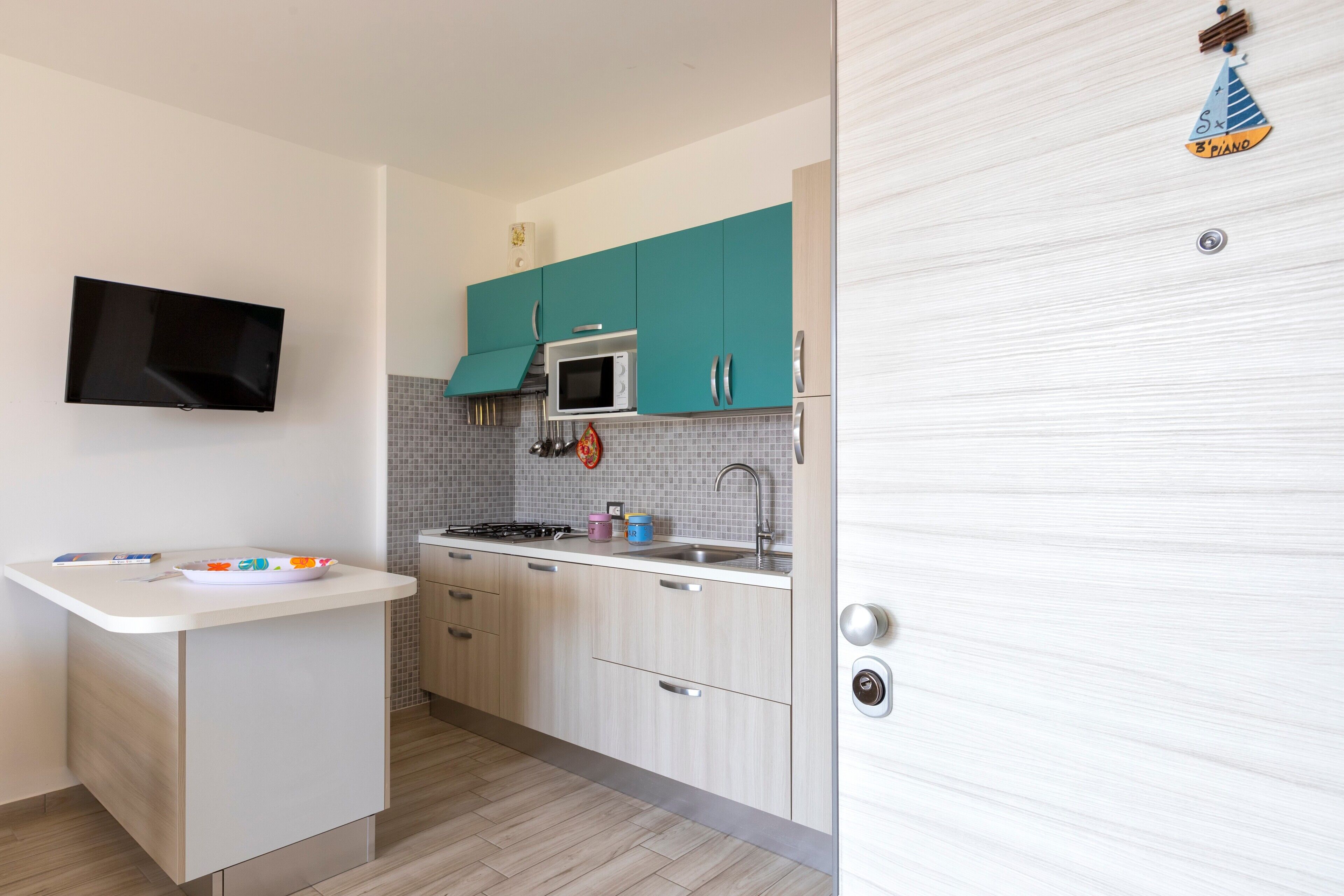 Frigorifero, microonde, piano cottura, lavastoviglie