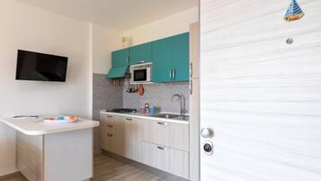 Frigorifero, microonde, piano cottura, lavastoviglie