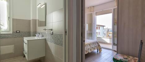 1 chambre, fer et planche à repasser, draps fournis