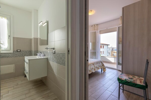 1 sovrum, strykjärn/strykbräda och sängkläder