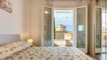 1 camera, ferro/asse da stiro, lenzuola