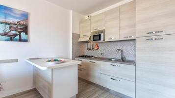 Kühlschrank, Mikrowelle, Herdplatte, Geschirrspüler