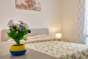1 chambre, fer et planche à repasser, draps fournis