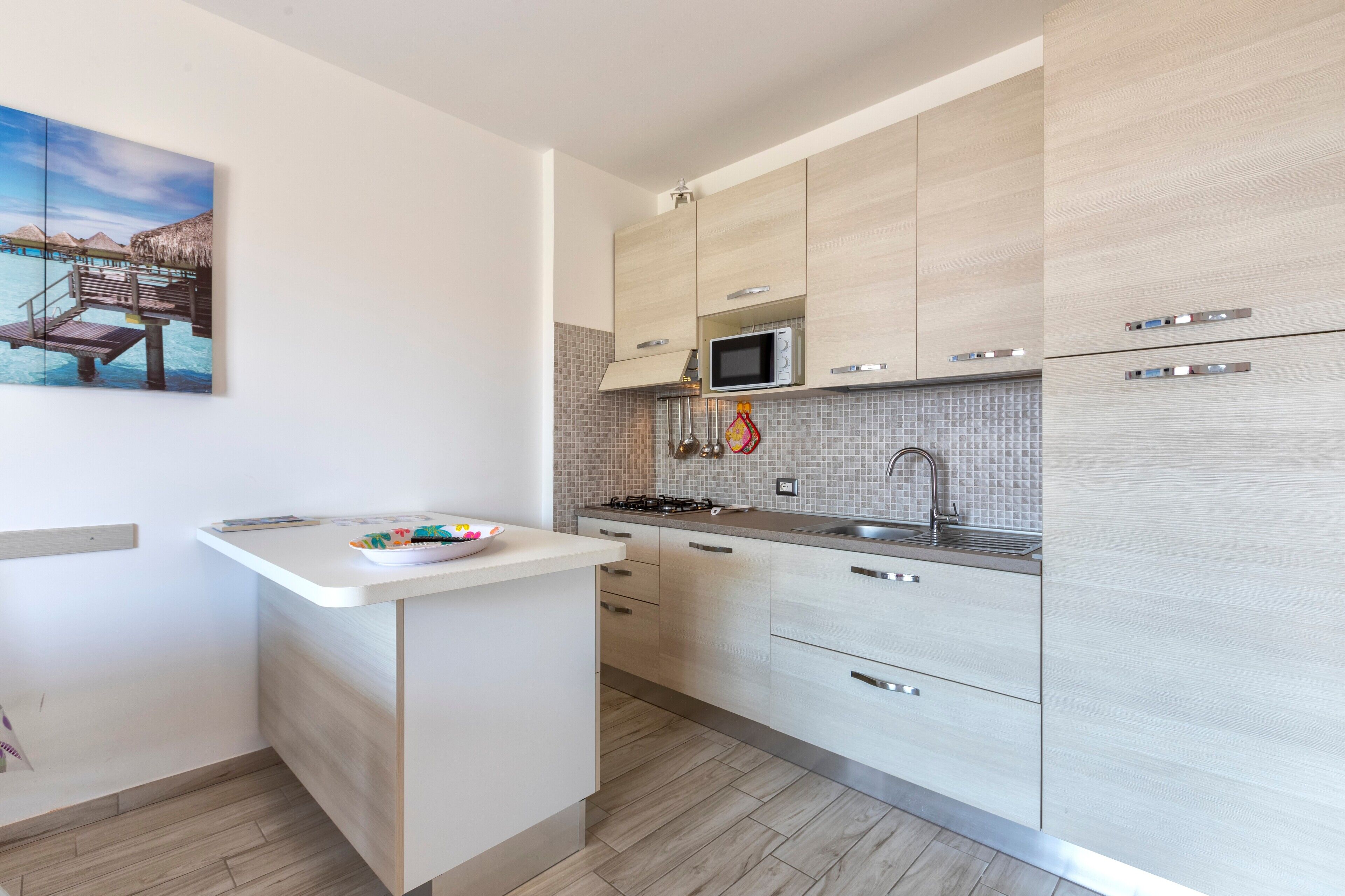 Kühlschrank, Mikrowelle, Herdplatte, Geschirrspüler