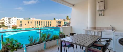 屋外ダイニングエリア