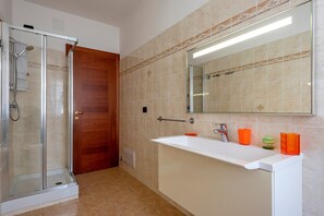 Dusche, Haartrockner, Handtücher