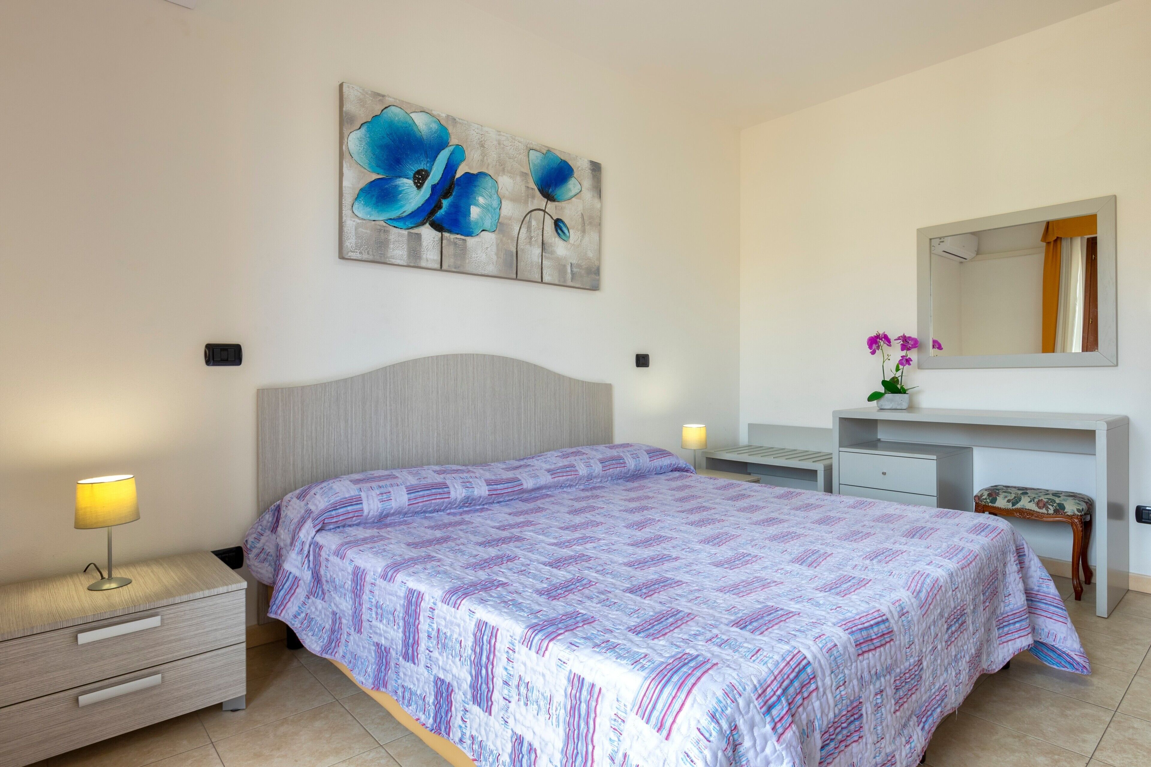 2 habitaciones, tabla de planchar con plancha y ropa de cama 