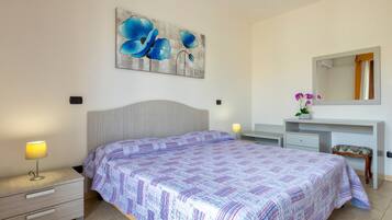 2 habitaciones, tabla de planchar con plancha y ropa de cama