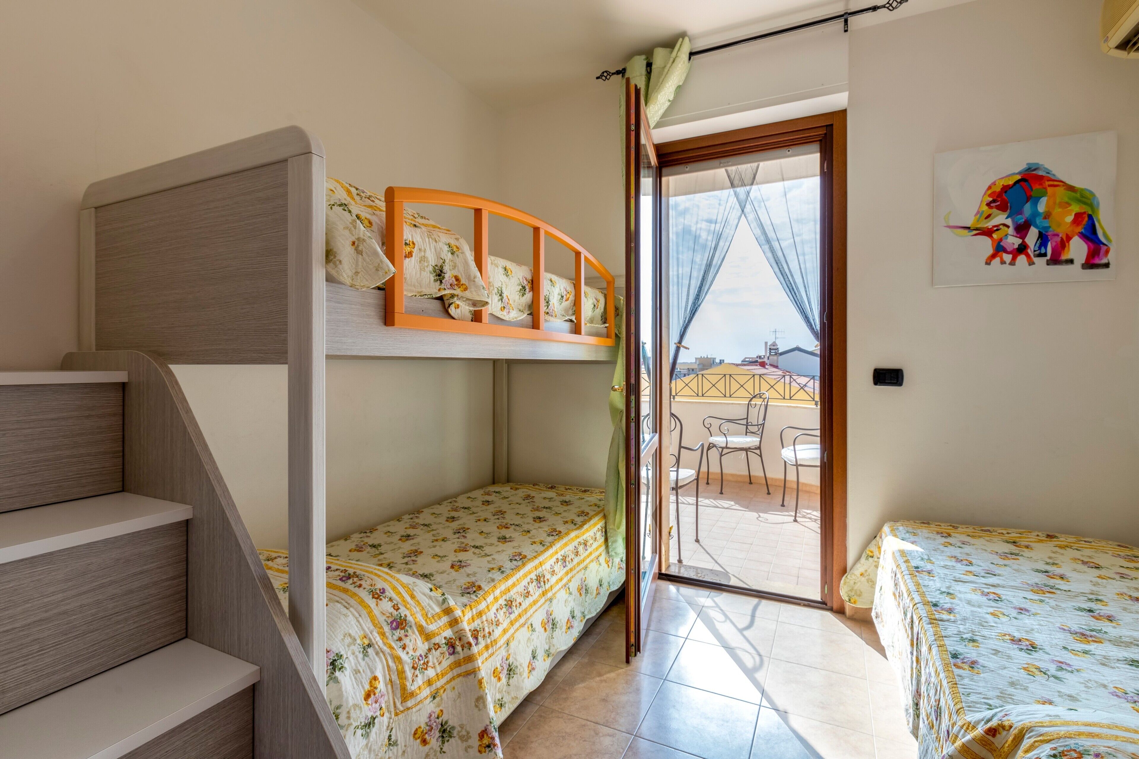 2 habitaciones, tabla de planchar con plancha y ropa de cama 