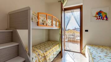 2 habitaciones, tabla de planchar con plancha y ropa de cama