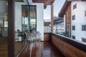 Outdoor dining - Luxurious Paruda Mountainchalet with Mountain View, Wi-Fi (St. Ulrich)